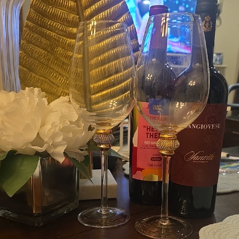 Elegant Wine Glass Set with Gold Accents